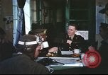 Immagine di B-17equipaggio debriefing dopo la missione Regno Unito, 1943, secondo 32 filmato di repertorio 65675061378