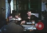 Immagine di B-17equipaggio debriefing dopo la missione Regno Unito, 1943, secondo 34 filmato di repertorio 65675061378
