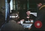 Immagine di B-17equipaggio debriefing dopo la missione Regno Unito, 1943, secondo 35 filmato di repertorio 65675061378