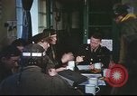 Immagine di B-17equipaggio debriefing dopo la missione Regno Unito, 1943, secondo 40 filmato di repertorio 65675061378