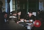 Immagine di B-17equipaggio debriefing dopo la missione Regno Unito, 1943, secondo 42 filmato di repertorio 65675061378