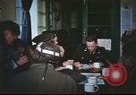 Immagine di B-17equipaggio debriefing dopo la missione Regno Unito, 1943, secondo 43 filmato di repertorio 65675061378