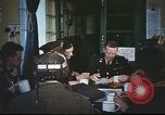 Immagine di B-17equipaggio debriefing dopo la missione Regno Unito, 1943, secondo 45 filmato di repertorio 65675061378
