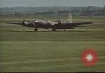 Immagine di B-17 Flying Fortress bomber equipaggio Regno Unito, 1943, secondo 4 filmato di repertorio 65675061387
