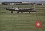 Immagine di B-17 Flying Fortress bomber equipaggio Regno Unito, 1943, secondo 9 filmato di repertorio 65675061387