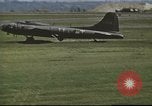 Immagine di B-17 Flying Fortress bomber equipaggio Regno Unito, 1943, secondo 13 filmato di repertorio 65675061387