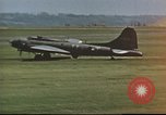 Immagine di B-17 Flying Fortress bomber equipaggio Regno Unito, 1943, secondo 14 filmato di repertorio 65675061387
