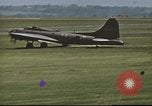 Immagine di B-17 Flying Fortress bomber equipaggio Regno Unito, 1943, secondo 15 filmato di repertorio 65675061387