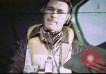 Standbild B-17 crewman auf interphone Vereinigtes Königreich, 1943, aus Sekunde 1 historischem Filmmaterial Videoclip 65675061388