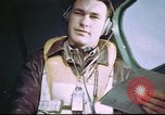 Standbild B-17 crewman auf interphone Vereinigtes Königreich, 1943, aus Sekunde 3 historischem Filmmaterial Videoclip 65675061388