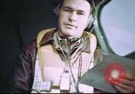 Standbild B-17 crewman auf interphone Vereinigtes Königreich, 1943, aus Sekunde 5 historischem Filmmaterial Videoclip 65675061388