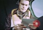Standbild B-17 crewman auf interphone Vereinigtes Königreich, 1943, aus Sekunde 6 historischem Filmmaterial Videoclip 65675061388