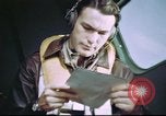 Standbild B-17 crewman auf interphone Vereinigtes Königreich, 1943, aus Sekunde 8 historischem Filmmaterial Videoclip 65675061388