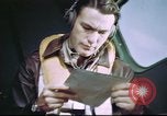 Standbild B-17 crewman auf interphone Vereinigtes Königreich, 1943, aus Sekunde 9 historischem Filmmaterial Videoclip 65675061388