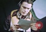 Standbild B-17 crewman auf interphone Vereinigtes Königreich, 1943, aus Sekunde 10 historischem Filmmaterial Videoclip 65675061388