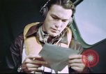 Standbild B-17 crewman auf interphone Vereinigtes Königreich, 1943, aus Sekunde 11 historischem Filmmaterial Videoclip 65675061388