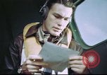 Standbild B-17 crewman auf interphone Vereinigtes Königreich, 1943, aus Sekunde 12 historischem Filmmaterial Videoclip 65675061388