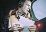 Standbild B-17 crewman auf interphone Vereinigtes Königreich, 1943, aus Sekunde 13 historischem Filmmaterial Videoclip 65675061388