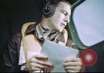 Standbild B-17 crewman auf interphone Vereinigtes Königreich, 1943, aus Sekunde 14 historischem Filmmaterial Videoclip 65675061388