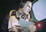 Standbild B-17 crewman auf interphone Vereinigtes Königreich, 1943, aus Sekunde 15 historischem Filmmaterial Videoclip 65675061388