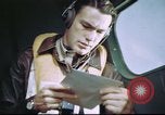 Standbild B-17 crewman auf interphone Vereinigtes Königreich, 1943, aus Sekunde 16 historischem Filmmaterial Videoclip 65675061388