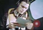 Standbild B-17 crewman auf interphone Vereinigtes Königreich, 1943, aus Sekunde 17 historischem Filmmaterial Videoclip 65675061388