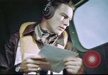 Standbild B-17 crewman auf interphone Vereinigtes Königreich, 1943, aus Sekunde 18 historischem Filmmaterial Videoclip 65675061388