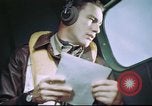 Standbild B-17 crewman auf interphone Vereinigtes Königreich, 1943, aus Sekunde 19 historischem Filmmaterial Videoclip 65675061388