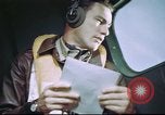 Standbild B-17 crewman auf interphone Vereinigtes Königreich, 1943, aus Sekunde 20 historischem Filmmaterial Videoclip 65675061388