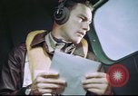 Standbild B-17 crewman auf interphone Vereinigtes Königreich, 1943, aus Sekunde 21 historischem Filmmaterial Videoclip 65675061388