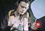 Standbild B-17 crewman auf interphone Vereinigtes Königreich, 1943, aus Sekunde 22 historischem Filmmaterial Videoclip 65675061388