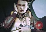 Standbild B-17 crewman auf interphone Vereinigtes Königreich, 1943, aus Sekunde 23 historischem Filmmaterial Videoclip 65675061388