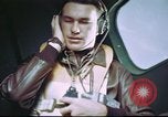 Standbild B-17 crewman auf interphone Vereinigtes Königreich, 1943, aus Sekunde 24 historischem Filmmaterial Videoclip 65675061388