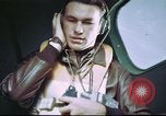 Standbild B-17 crewman auf interphone Vereinigtes Königreich, 1943, aus Sekunde 25 historischem Filmmaterial Videoclip 65675061388
