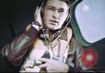Standbild B-17 crewman auf interphone Vereinigtes Königreich, 1943, aus Sekunde 26 historischem Filmmaterial Videoclip 65675061388