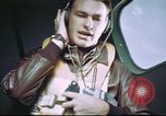 Standbild B-17 crewman auf interphone Vereinigtes Königreich, 1943, aus Sekunde 27 historischem Filmmaterial Videoclip 65675061388