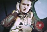 Standbild B-17 crewman auf interphone Vereinigtes Königreich, 1943, aus Sekunde 28 historischem Filmmaterial Videoclip 65675061388