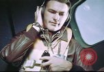 Standbild B-17 crewman auf interphone Vereinigtes Königreich, 1943, aus Sekunde 29 historischem Filmmaterial Videoclip 65675061388