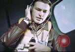 Standbild B-17 crewman auf interphone Vereinigtes Königreich, 1943, aus Sekunde 30 historischem Filmmaterial Videoclip 65675061388