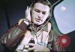 Standbild B-17 crewman auf interphone Vereinigtes Königreich, 1943, aus Sekunde 31 historischem Filmmaterial Videoclip 65675061388