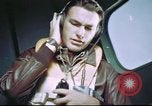 Standbild B-17 crewman auf interphone Vereinigtes Königreich, 1943, aus Sekunde 32 historischem Filmmaterial Videoclip 65675061388