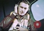 Standbild B-17 crewman auf interphone Vereinigtes Königreich, 1943, aus Sekunde 33 historischem Filmmaterial Videoclip 65675061388