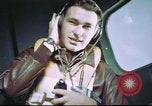 Standbild B-17 crewman auf interphone Vereinigtes Königreich, 1943, aus Sekunde 34 historischem Filmmaterial Videoclip 65675061388