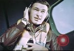 Standbild B-17 crewman auf interphone Vereinigtes Königreich, 1943, aus Sekunde 35 historischem Filmmaterial Videoclip 65675061388