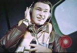 Standbild B-17 crewman auf interphone Vereinigtes Königreich, 1943, aus Sekunde 36 historischem Filmmaterial Videoclip 65675061388
