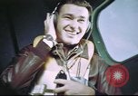 Standbild B-17 crewman auf interphone Vereinigtes Königreich, 1943, aus Sekunde 37 historischem Filmmaterial Videoclip 65675061388