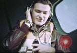 Standbild B-17 crewman auf interphone Vereinigtes Königreich, 1943, aus Sekunde 38 historischem Filmmaterial Videoclip 65675061388