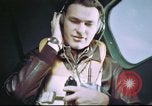 Standbild B-17 crewman auf interphone Vereinigtes Königreich, 1943, aus Sekunde 39 historischem Filmmaterial Videoclip 65675061388