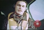 Standbild B-17 crewman auf interphone Vereinigtes Königreich, 1943, aus Sekunde 40 historischem Filmmaterial Videoclip 65675061388
