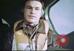 Standbild B-17 crewman auf interphone Vereinigtes Königreich, 1943, aus Sekunde 42 historischem Filmmaterial Videoclip 65675061388